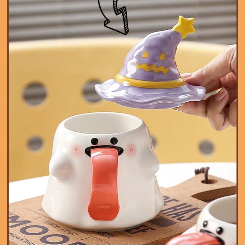 Podivný hrnek s duchem Roztomilý hrnek s duchem vyplazujícím jazyk s víčkem Dokonalý jedinečný halloweenský dárek pro přítelkyni