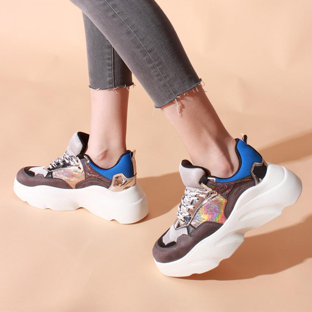 

Серые женские кроссовки