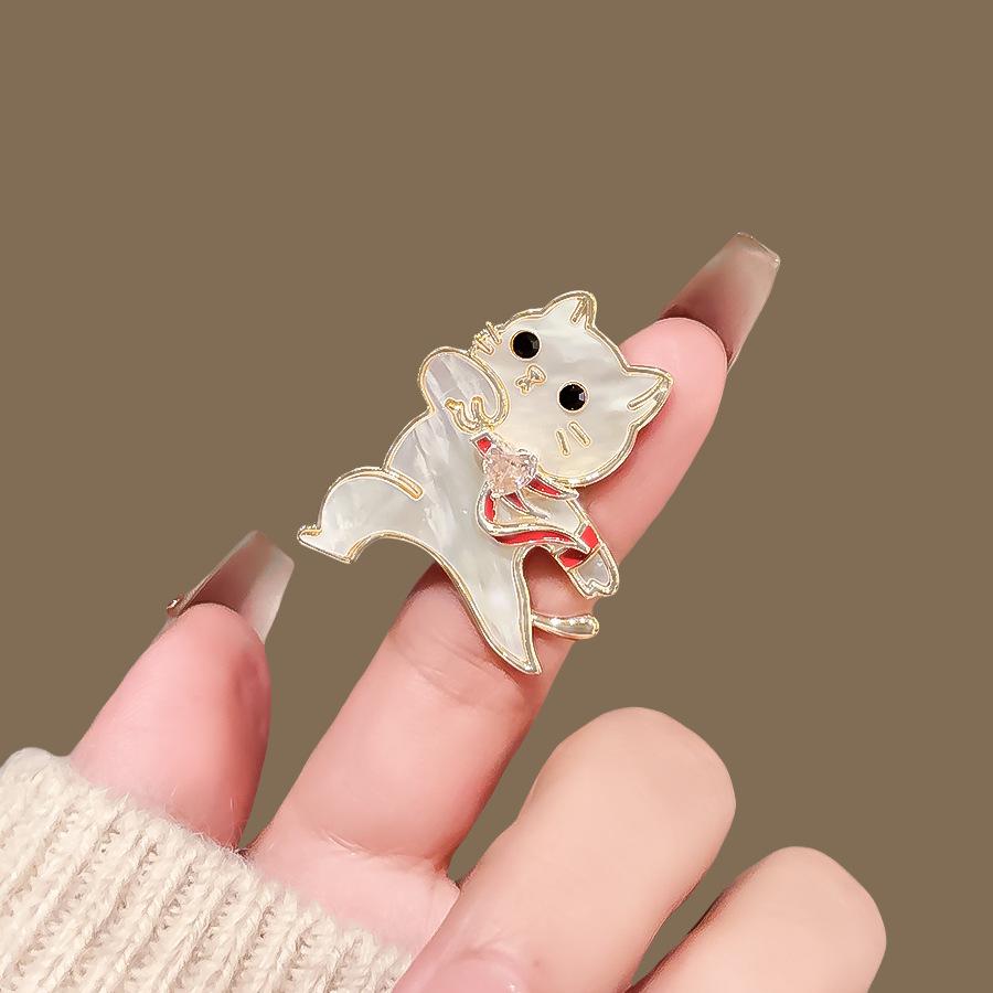 Autumn cute cat brooch female cartoon design sense suit pin high-end exquisite coat sweater