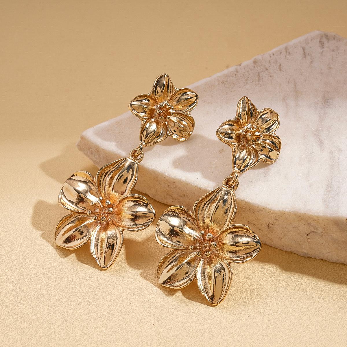 Metal smooth flower pattern silver needle earrings cold wind sexy earrings