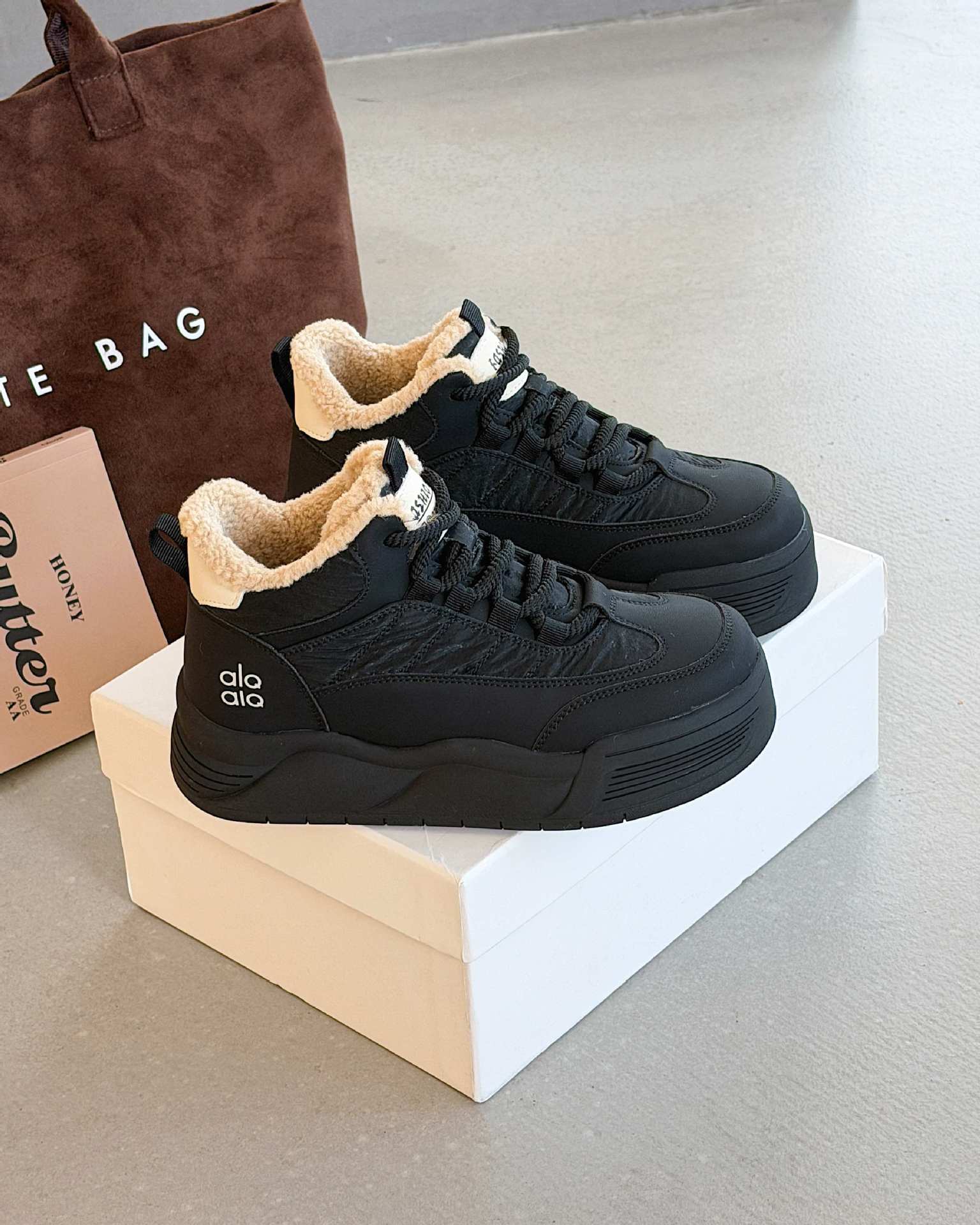 

Bread shoes women s autumn and winter new versatile sports muffin velvet casual soft leather lace-up platform student board shoes 40