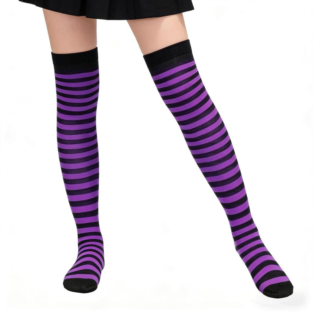 Halloween-Hexe-Kostüm-Set: Gestreifte lange Socken, Hexenhut, Besen, Elastische Netzstrumpfhandschuhe, Ballkleid und Netzstrümpfe.