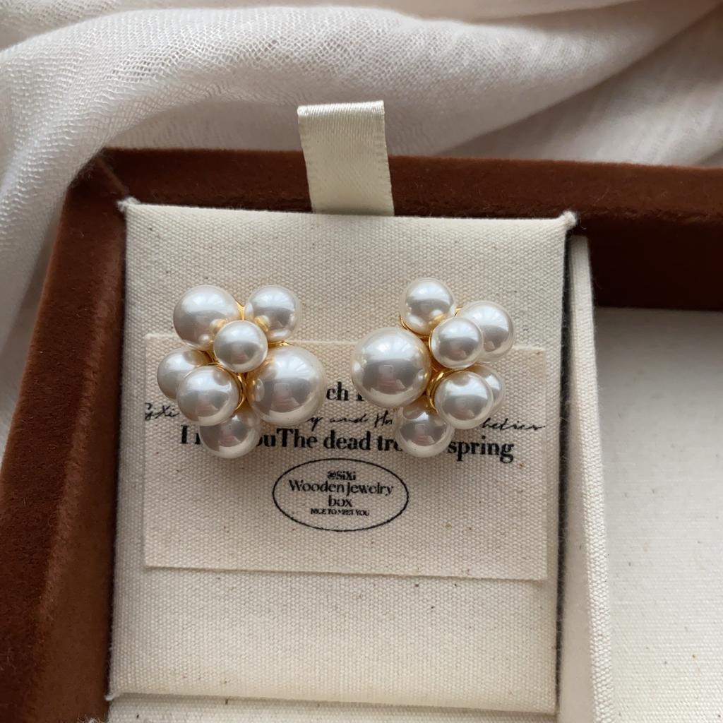 Three-dimensional full pearl flower stud earrings French retro light luxury high fashion temperament versatile elegant earrings