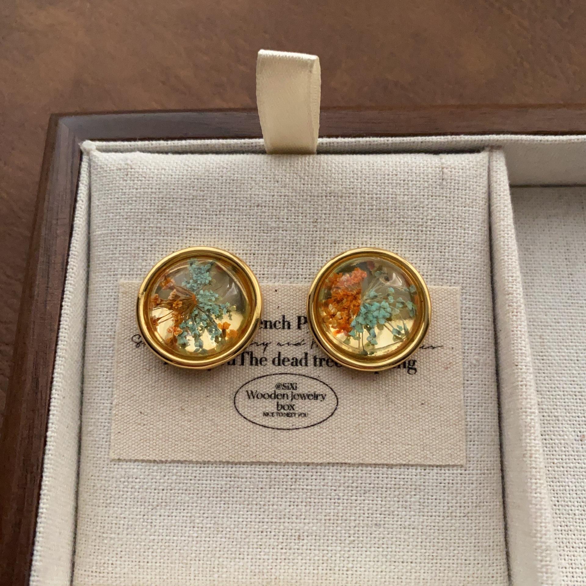 Round transparent resin dried flower stud earrings, unique texture, high sense of art, gentle fashion, light luxury earrings, women