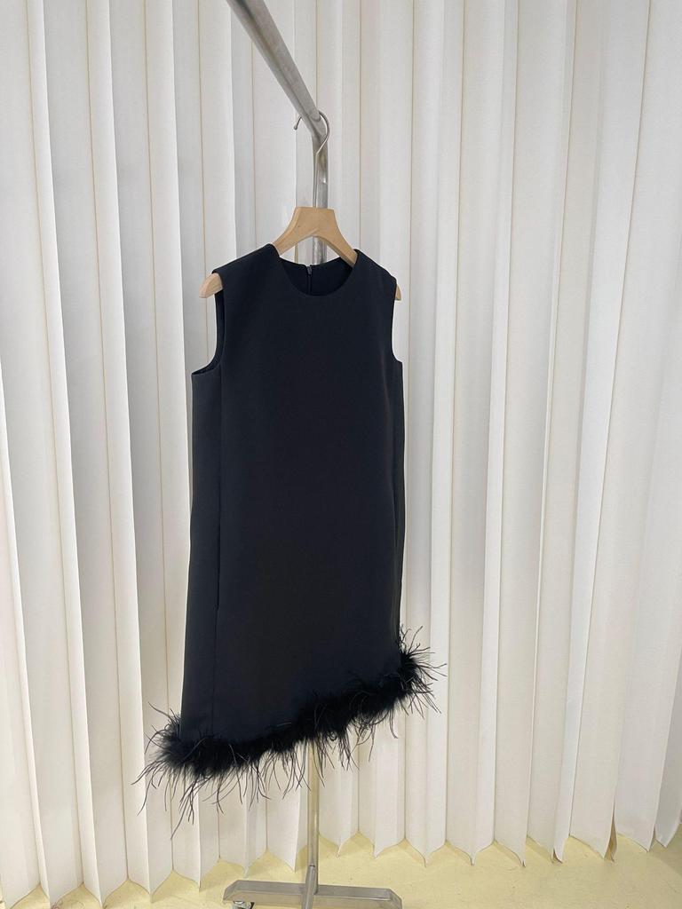2023 Hepburn-Style Black Sleeveless Dress with Ostrich Feathers for Summer