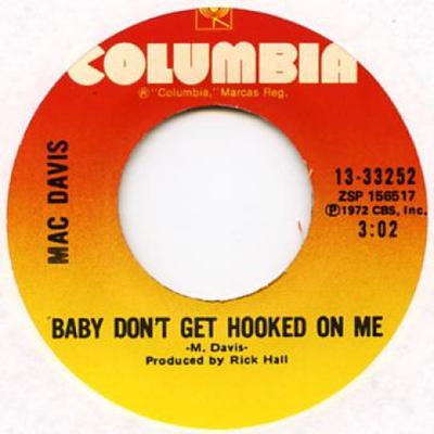 7-Zoll Schallplatte MAC DAVIS - Baby Don't Get Hooked On Me / Your  CBS332527 Columbia 1973 US Pop