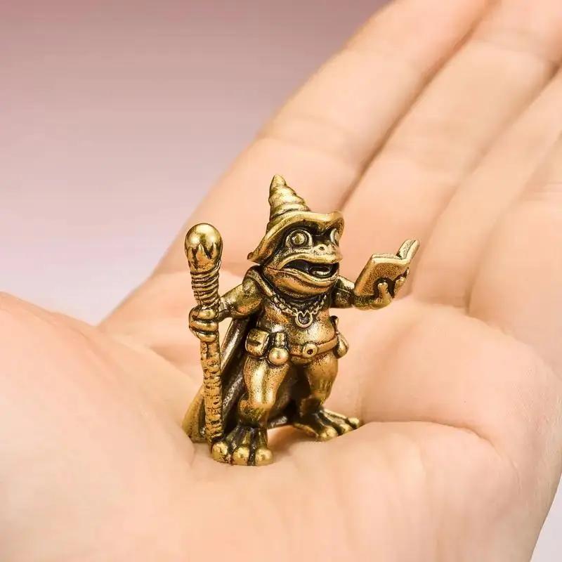 Vintage mosazná žába čaroděj socha žába držící kouzelnou hůlku ozdoba malé zvířecí figurky domácí kancelář dekorace ozdoby do auta