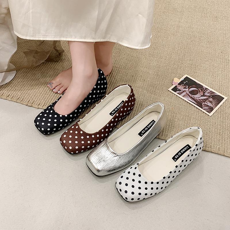 Single shoes women's 2026 spring new shallow mouth retro square head versatile polka dot inner height increase single shoes