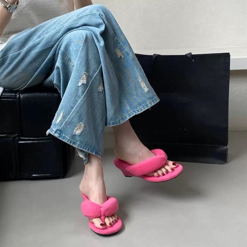 

Модные шлепанцы осенние новые с круглым носком, с перемычкой между пальцами, из замши, нескользящие, износостойкие, на танкетке 40