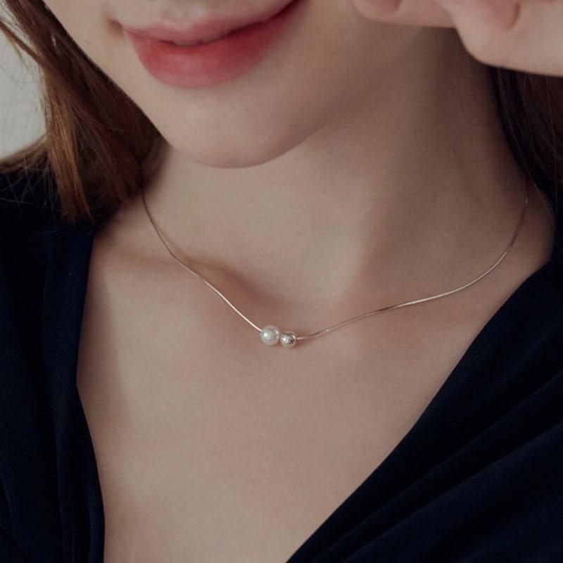 

Shertz Minimal Pearl Ball Snake Chain Necklace (925 Silver) white gold