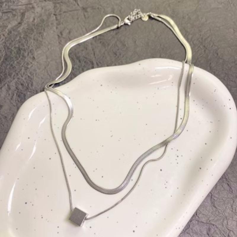 Square Sugar Layered Titanium Steel Snake Bone Chain Necklace for Women, A Unique and Stylish Accessory for The Collarbone.