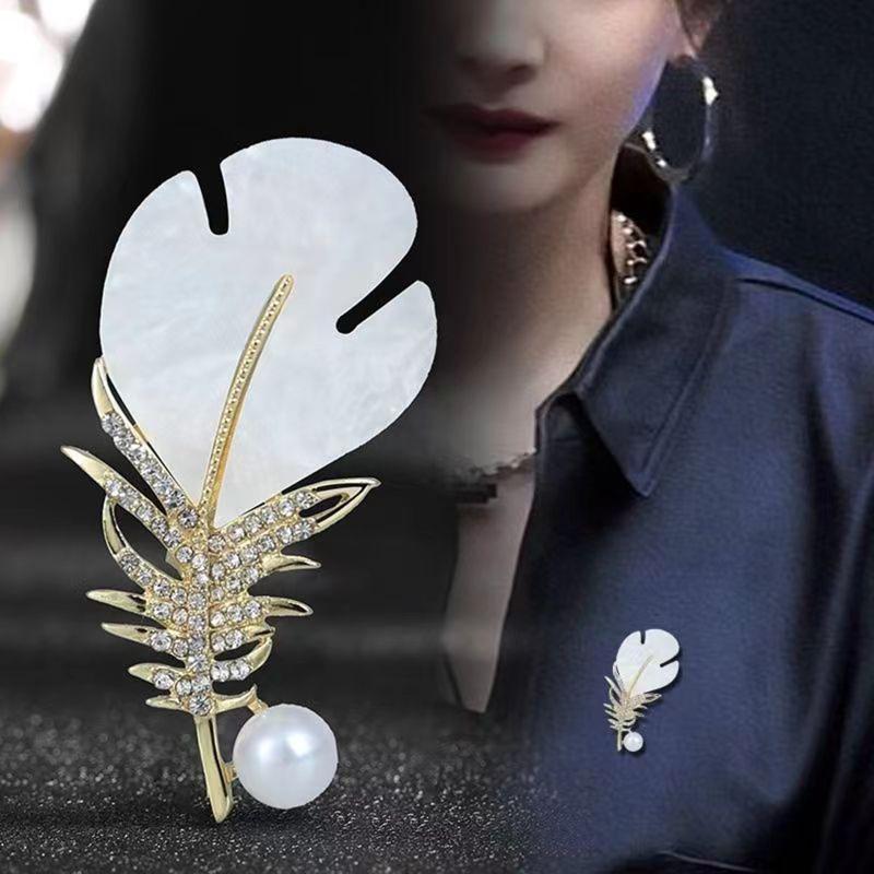 1Pcs White Pearl Zircon Inlaid Corsage Luxury Shell Feather Brooch Pins Gold Color Clothing Accessories