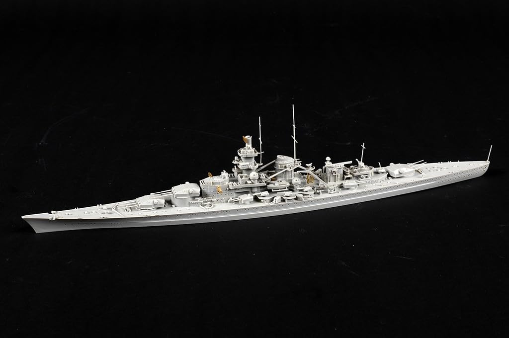 Trumpeter 1/700 German Navy Battleship Gneisenau Plastic Model 06736 Molded Color