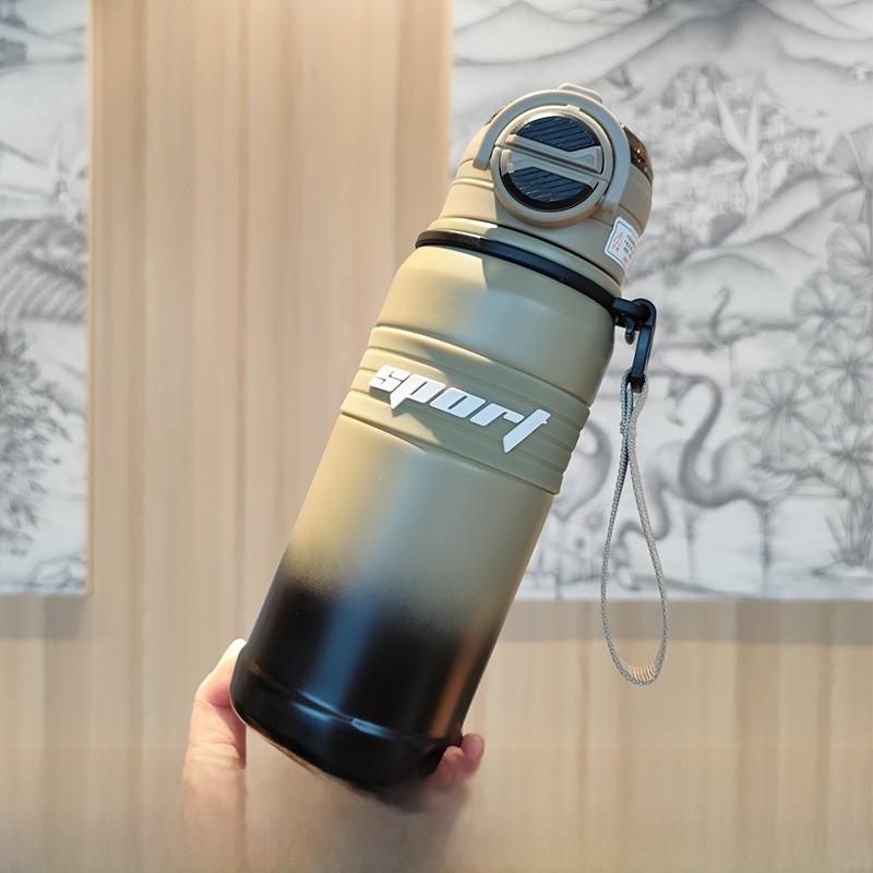 Tragbare, isolierte Sport-Trinkflasche mit Strohhalmverschluss für Schüler und Outdoor-Aktivitäten