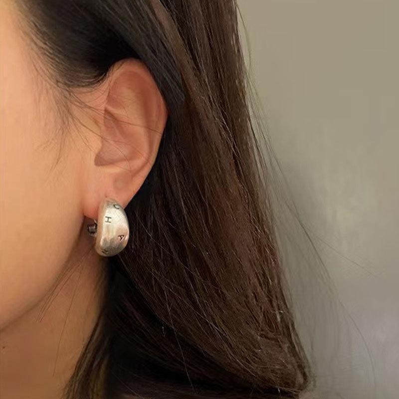 Retro Matte Metal Retro C-Shaped Black Letter Earrings Small Fragrant Temperament Earrings Women'S Jewelry