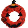 Halloween-Kranz mit Kürbis und Dekoration für festliche Wohnraumdekoration