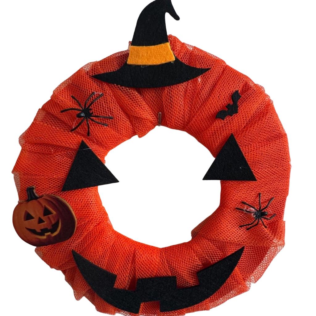 Halloween-Kranz mit Kürbis und Dekoration für festliche Wohnraumdekoration