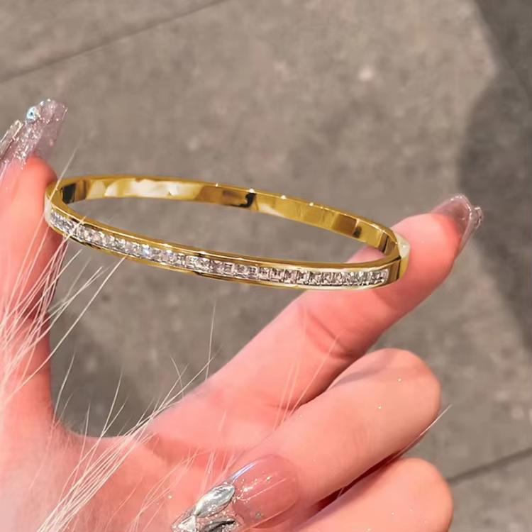 Golden Womens Bracelet Titanium Jewelry 18K Gold-plated Waterproof Rust Proof Non Color Changing Mens and Womens Couple Jewelry