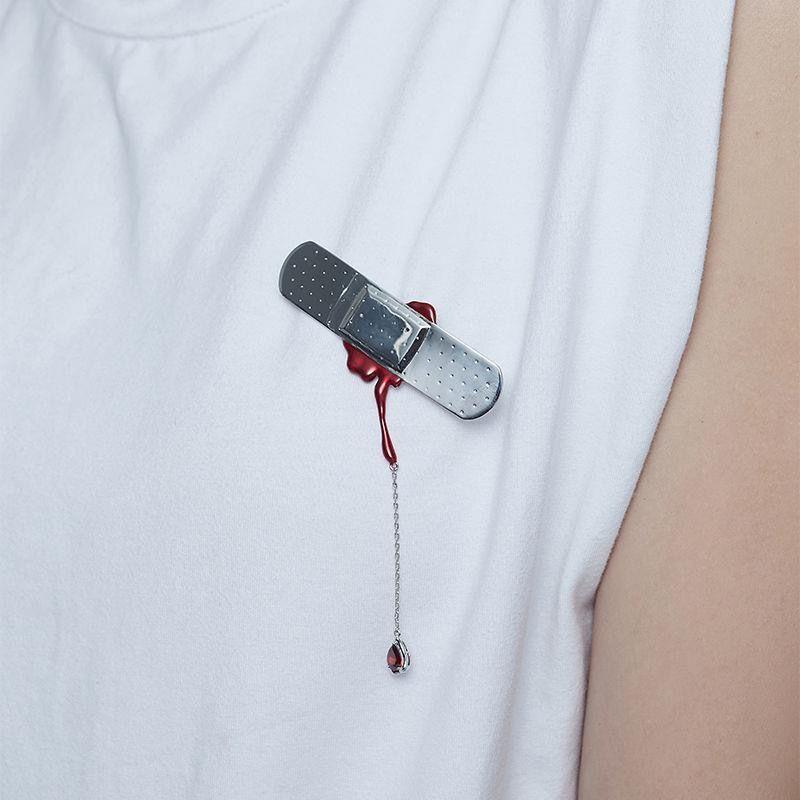 

Punk Unique Bleeding Heart Brooch Hip-hop Creative Band-aid Sweater Coat Pins Metal Brooches Costume Party Jewelry Accessories