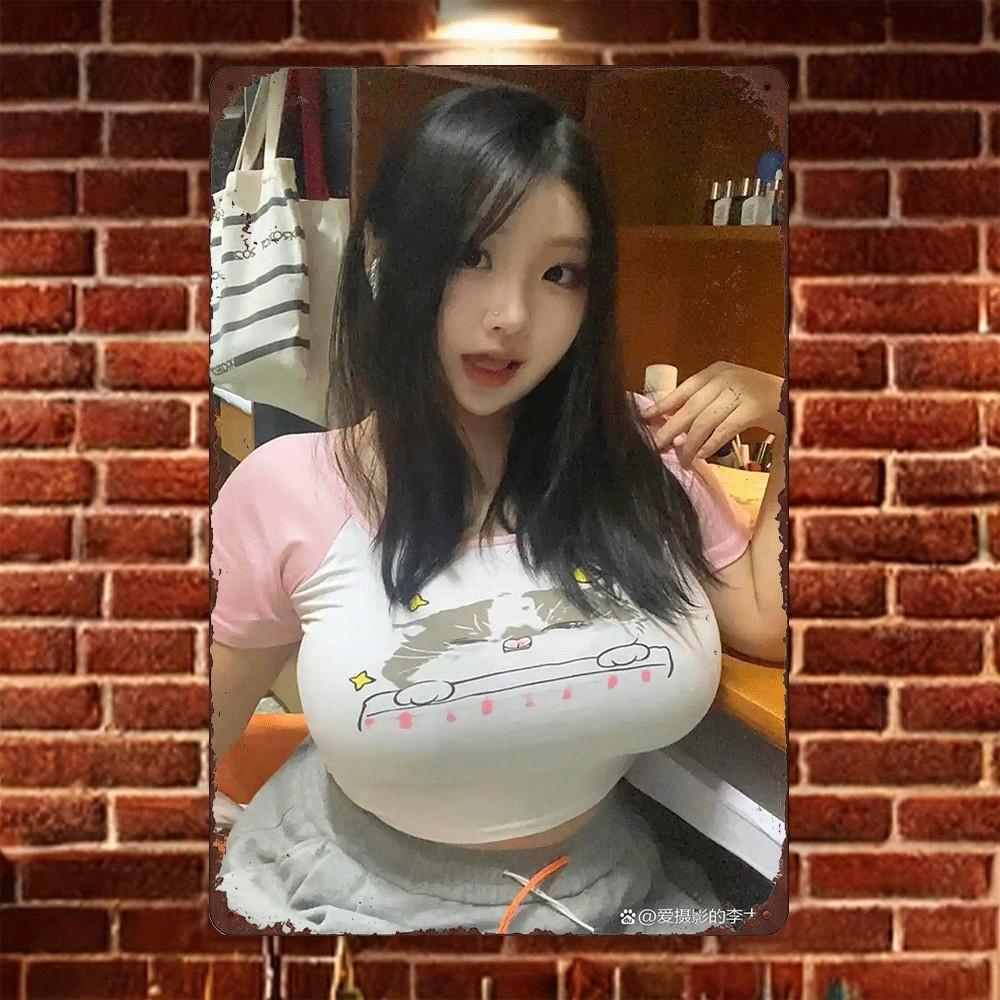

HD Tin Sign Vintage Cute Asian Girl in Cat Print Top Metal Wall Art Retro Decor for Bar Cafe Home 20x30cm（7.8x11.8inch）