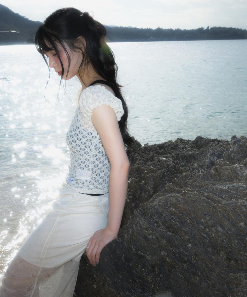 ROSEFRANTZ Lace Shirring Crop T-Shirt [Cream]