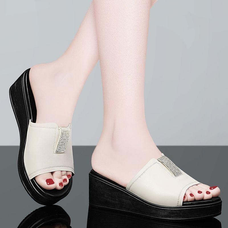 Slippers for Women Wearing Fashionable Sandals for Summer New Thick Soled Non Slip One-piece Slippers for Women