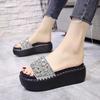 Im Sommer 2024, die neuen Damen-Slipper mit dicker Sohle und Strasssteinen, koreanische Version, vielseitige Ein-Zehen-Hausschuhe, coole Slipper, Trend
