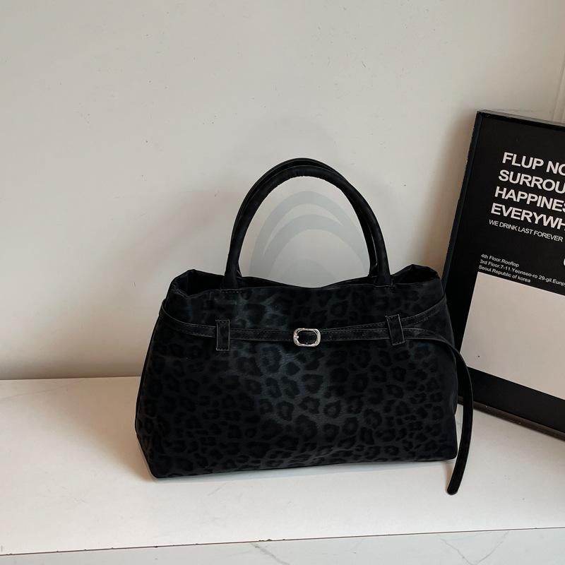 Handbag: European and American Retro Tote Bag with Suede and Large Capacity for Commuting