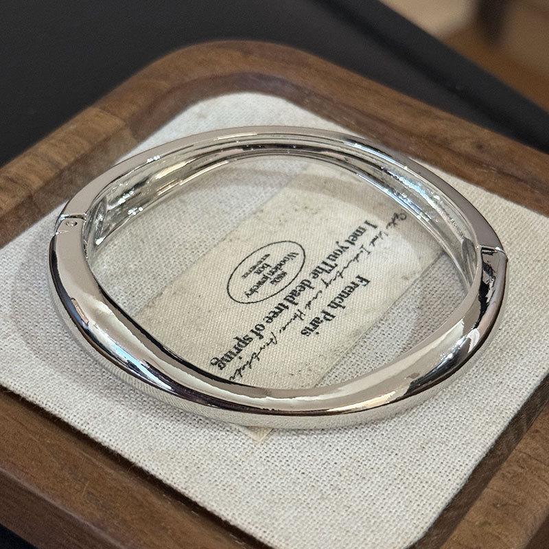 Элегантный неправильный браслет из сплава: Роскошный весенний аксессуар для женщин серебряный