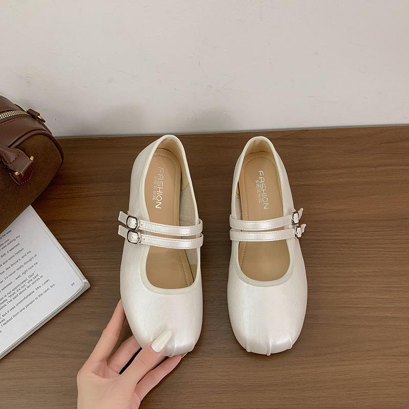 French inner height increase Mary Jane shoes women's 2025 spring and autumn new square head shallow mouth word belt with skirt temperament single shoe