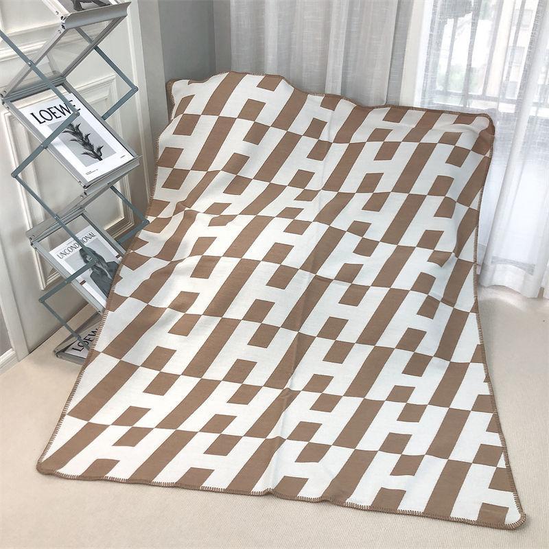 

Soft and Comfortable Letter Shawl High Quality Afternoon Nap Blanket Aircraft Air Conditioning Blankets Sofa Decorative Towel Large Size Bed Sheets 100*150cm