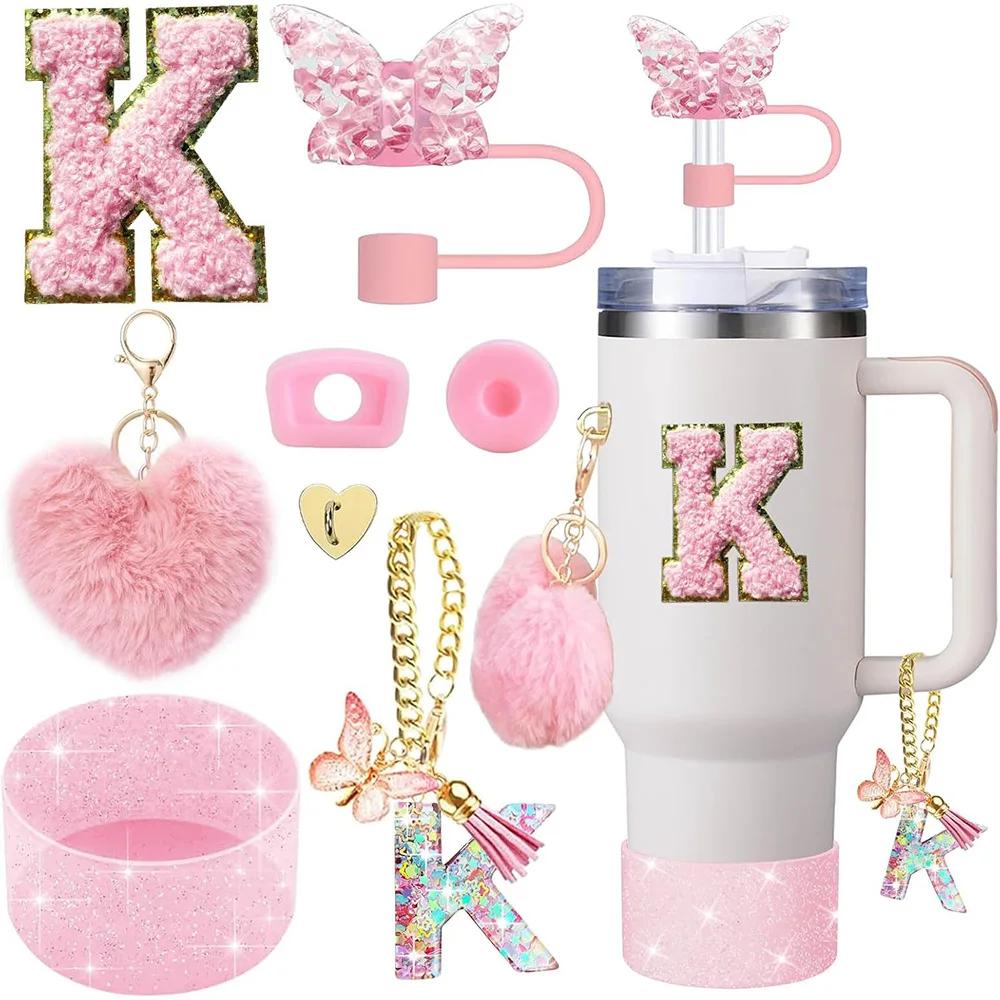 8 Pezzi Accessori per Tazza per Stanley Cup 30oz 40oz Include Coperchio Tappo Cannuccia a Farfalla Piedino in Silicone Maniglia Ciondolo Adesivo con Iniziali