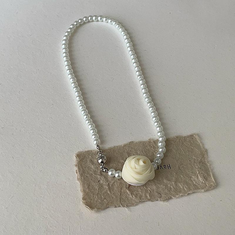 

Трехмерное ожерелье с цветочным магнитом и жемчугом, женский нишевый дизайн, французский ретро, универсальный темперамент, модная цепочка на шею, цепочка на ключицу