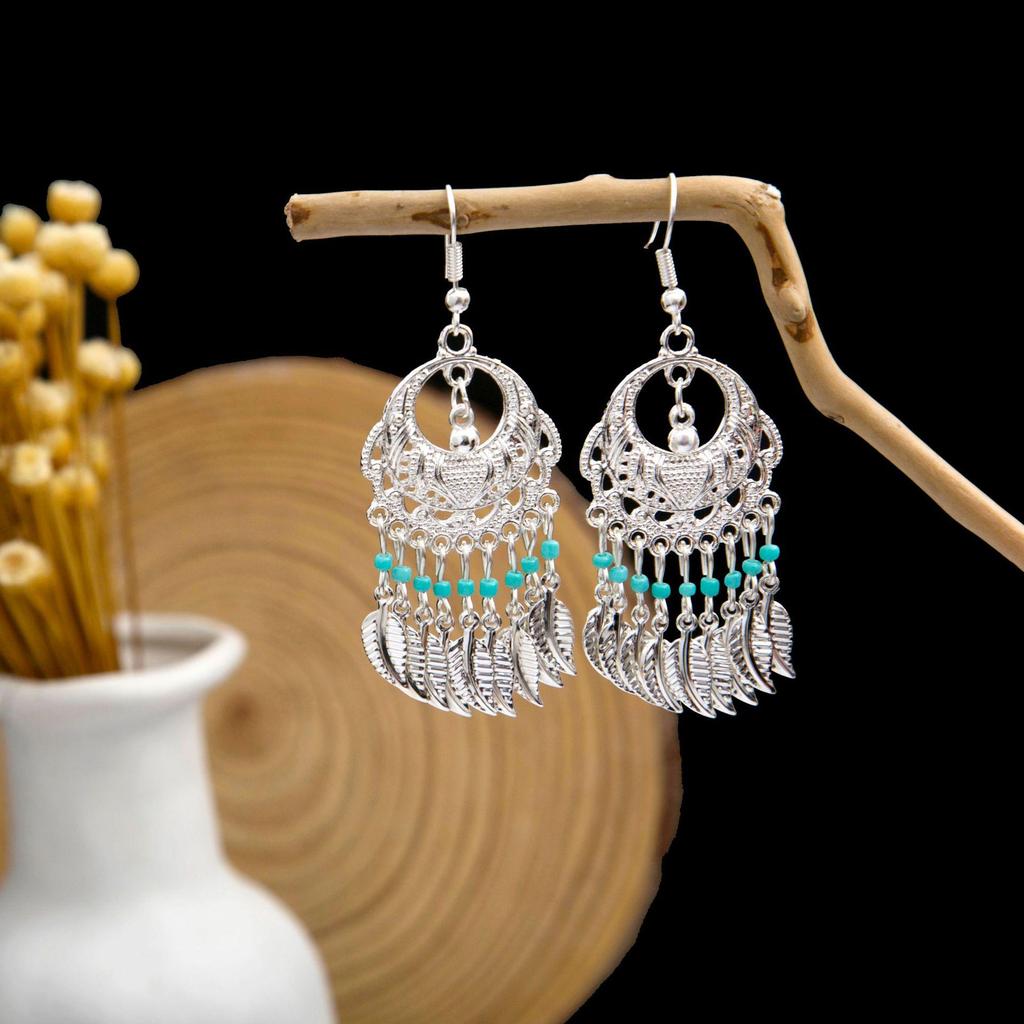 Boucles d'oreilles pendantes à pompons de plumes ethniques - Style argent Miao imitation, article touristique populaire, design mignon de haricot.