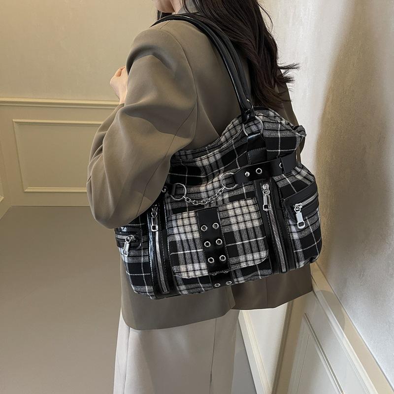 Dark Heavy Industry Rivet Tote Bag Niche Design Large Capacity Lattice One Shoulder Crossbody Bag Trend Locomotive Bag