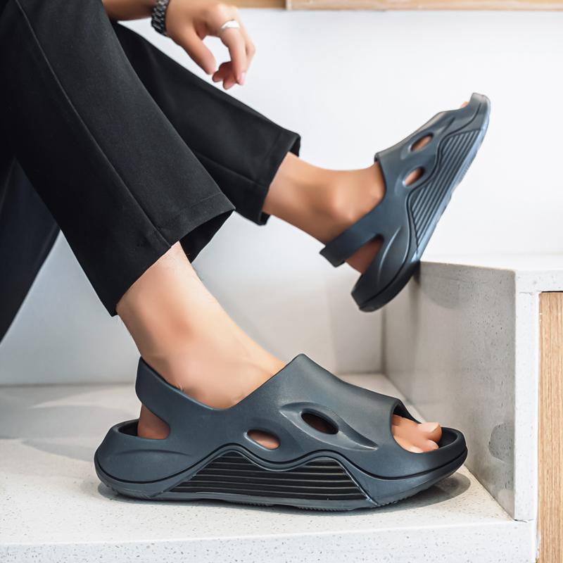 Fashion Summer New Men's  Personalized Versatile Clogs Sandals for Outer Wear Fashionable Sandals and Slippers Beach Shoes