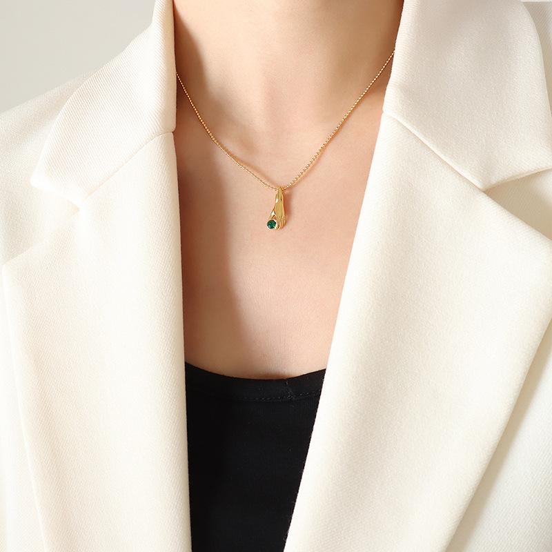 

Unique Creative Collarbone Chain Personalized Hand Holding Emerald Zircon Pendant Necklace