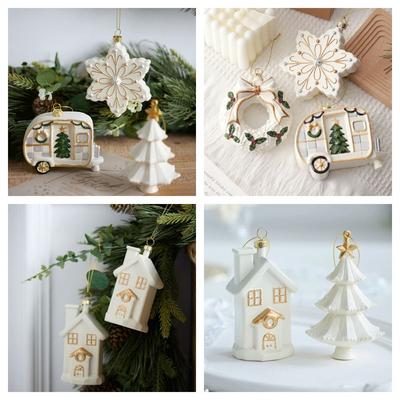 Weiße Hängeanhänger Weihnachtsbaum Weihnachtsbaumschmuck Weihnachtsdekoration Szene Gestalten