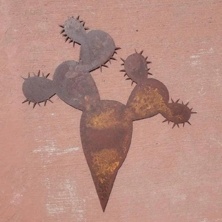 Weather Resistant Outdoor Rust Patina Finish Iron Cactus Sculpture For Garden Decoration And Potted Plant Reinforcement
