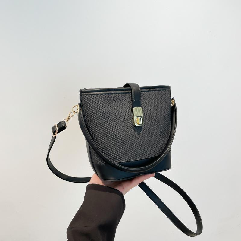 

New spring and summer fashion is popular today, high-end contrasting color bucket tote bag, versatile portable shoulder messenger bag чорний