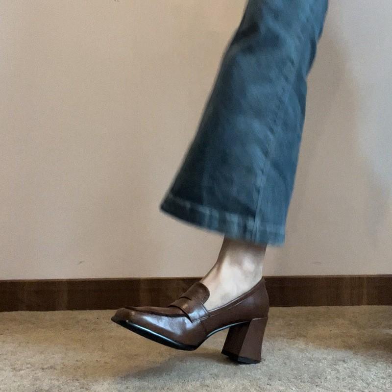 Tacchi alti con tacco grosso da donna autunno 2025 nuovi mocassini neri stile britannico temperamento punta quadrata scarpe singole