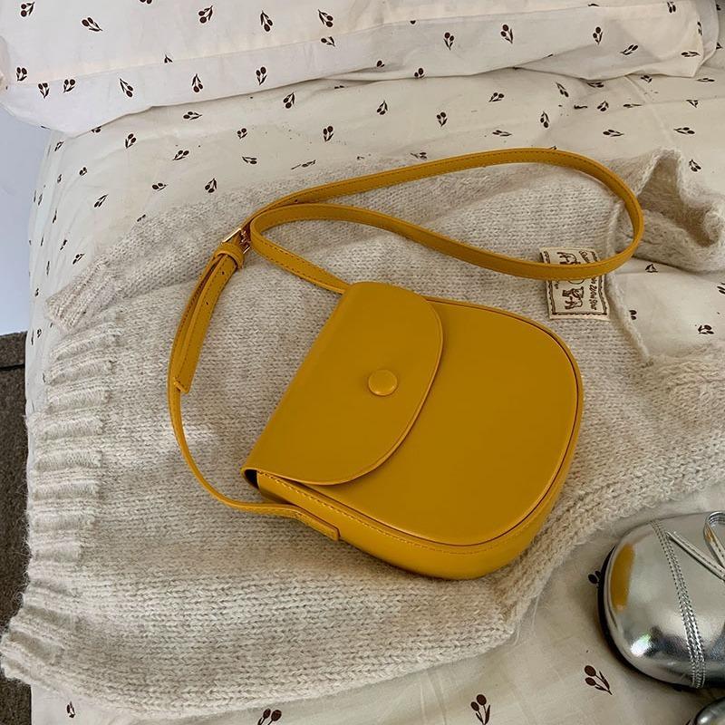 Five-color candy bag, new red small bag, shoulder versatile messenger mobile phone bag, retro saddle bag woman