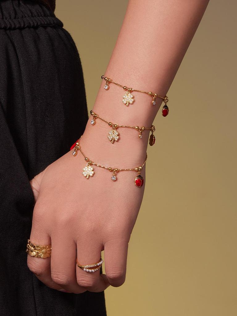 Pulseira com Pingente de Trevo em Aço Inoxidável Banhado a Ouro 18K com Zircônia, Corrente Cobra e Contas