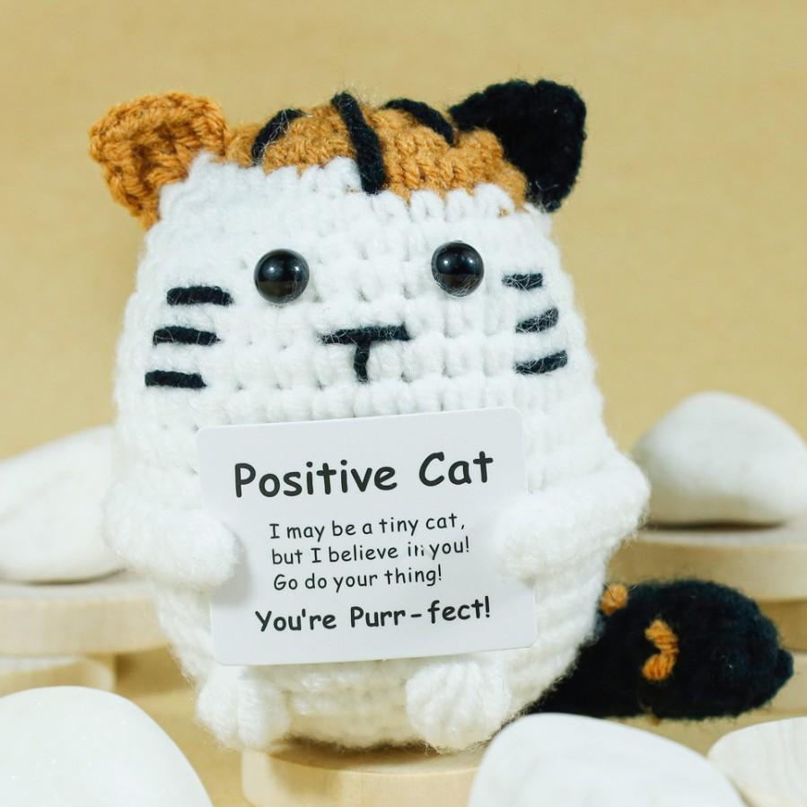 

Funny Crochet Positive Cat Doll With Card Home Room Decoration Handmade Knitted Cat Christmas Doll Ornament Christmas Party Gift