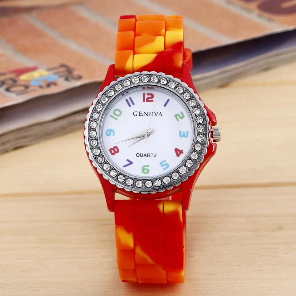 Neue Regenbogenmode Damenuhren Luxus Camouflage Diamant Damen Quarz Uhr Mädchen Silikon Wasserdicht Kleiduhr Weibliche Uhr