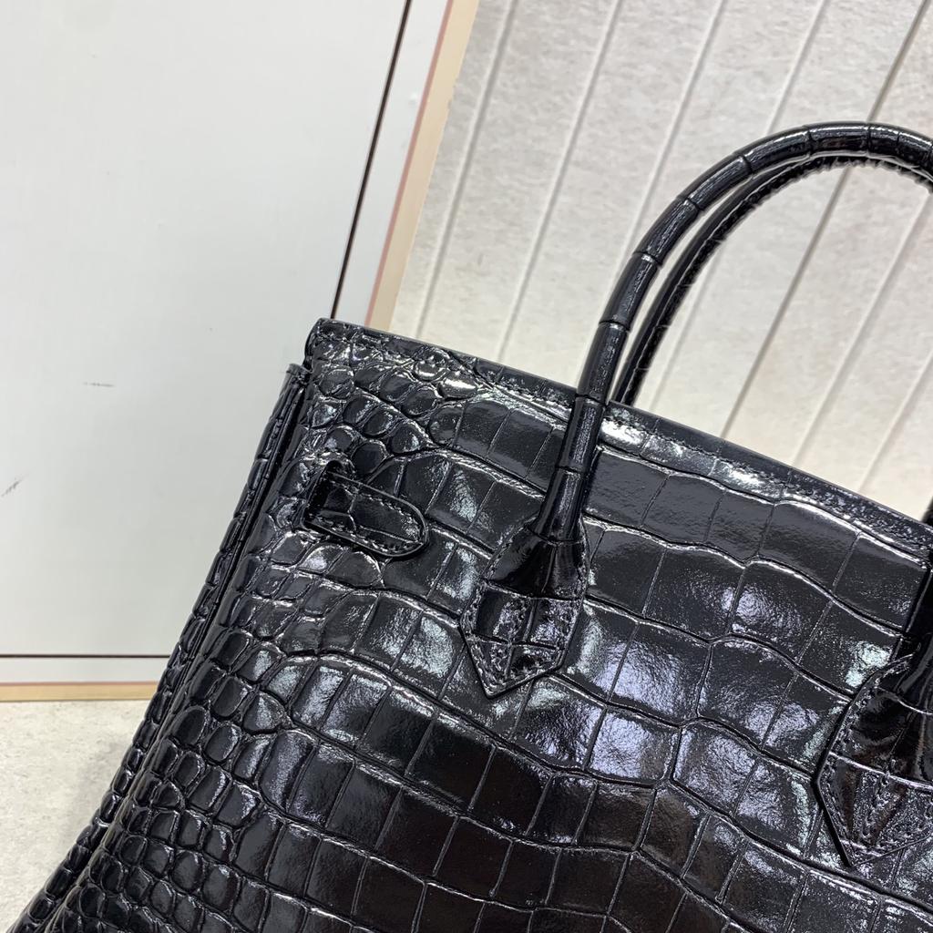 Borsa a tracolla da donna in pelle di vacchetta pressata effetto coccodrillo verniciata platino con tracolle per pendolari di grande capacità fonte