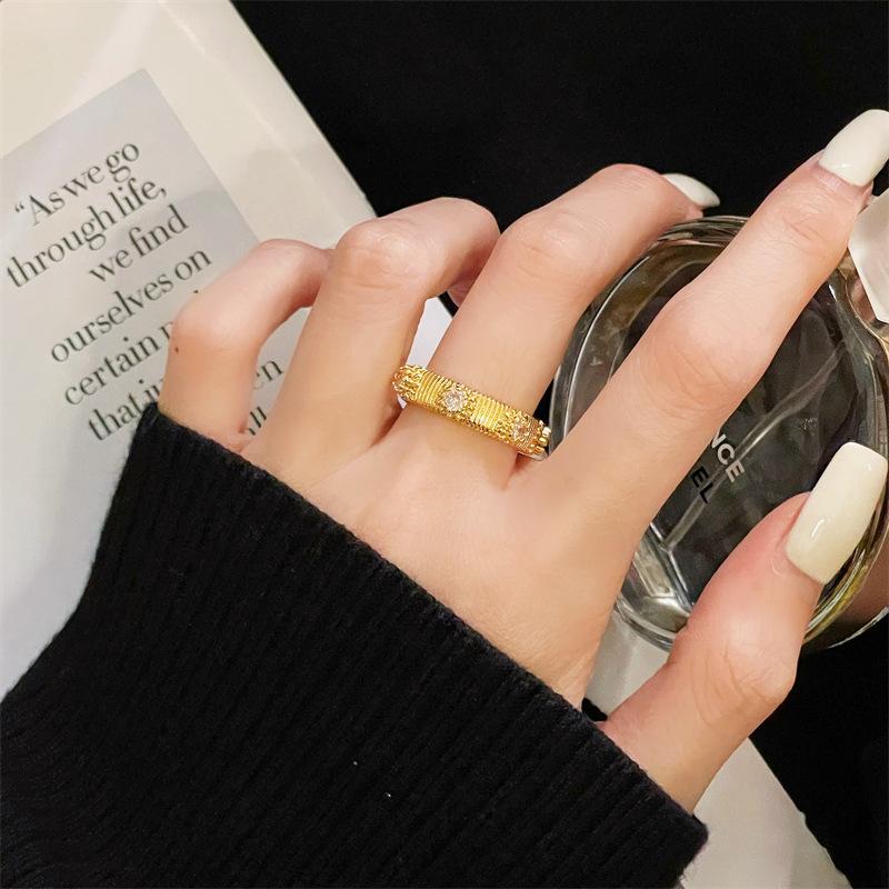 Mittelalterlicher Vintage Gebürsteter Retro Offener Ring, High-End Funkelnder Diamant Breite Version Nischen Design Leichter Luxus Ring