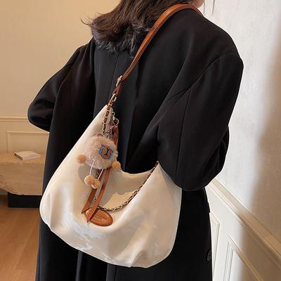 Sac fourre-tout décontracté polyvalent de couleur unie simple Sac de navette à la mode Nouveau sac à bandoulière à chaîne de niche Sac de shopping
