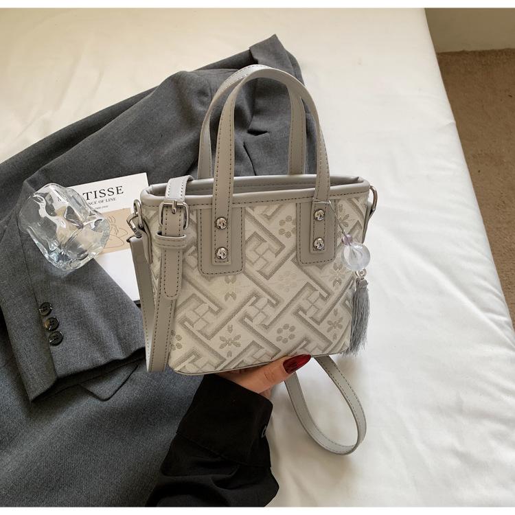 

2025 Portable niche design bag women s bucket national style bag new sweet and exquisite commuter shoulder messenger bag