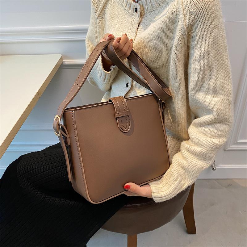 Retro fashion large-capacity bucket bag women's new textured shoulder messenger tote bag